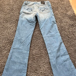 Bootcut jeans  - Bootcut jeans tyvärr förstora på mig❤️ Midjemått: 35 Innerbenslängd: 79 Ytterbenslängd: 100