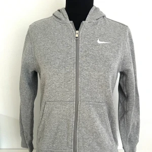 NIKE-TRÖJA - Grå Nike-tröja i perfekt skick!🩶 Storlek L jr, men passar bra till XS också🤗