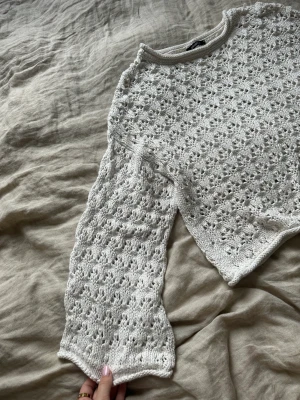 Stickad tröja  - Stickad tröja med småhål i hela. Jättefin 