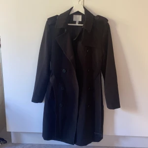 Svart trenchcoat - Jackan är från Hm och är i mycket bra skick, endast använd ett fåtal gånger. 