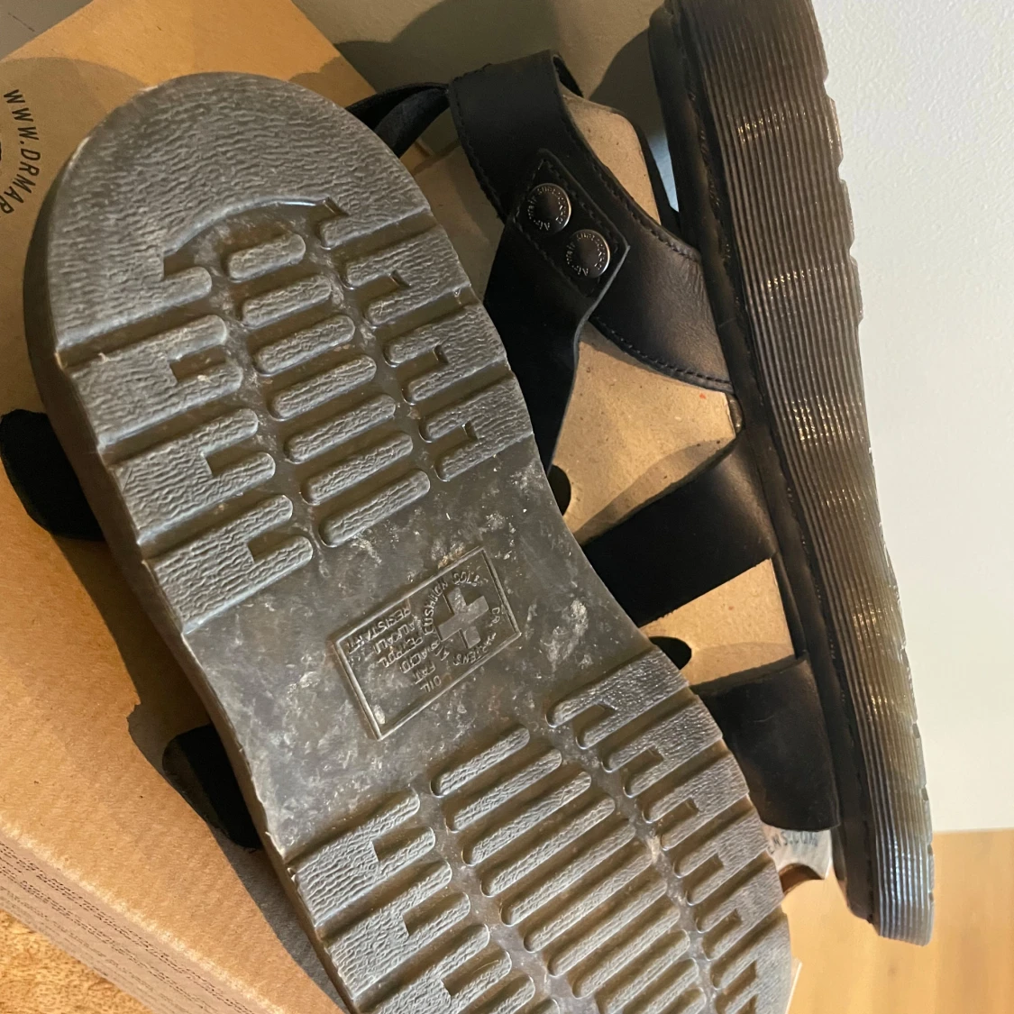 Svarta sandaler med spännen - 92