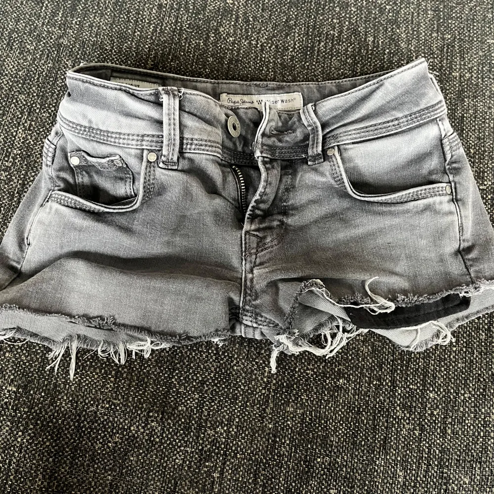 Lågmidjade gråa jeansshorts ifrån pepe jeans, klippta själva från ett par jeans🩷. Shorts.