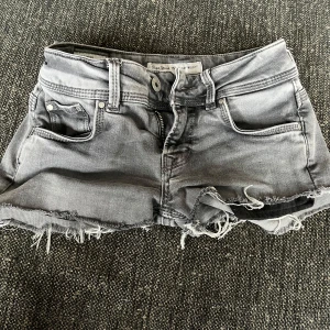 Lågmidjade jeans shorts - Lågmidjade gråa jeansshorts ifrån pepe jeans, klippta själva från ett par jeans🩷