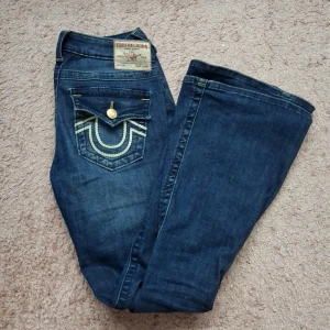 Joey low rise flare true religion jeans - Dösnygga true religion jeans i modellen joey low rise flare. De är i storlek 27 och har inga defekter alls.