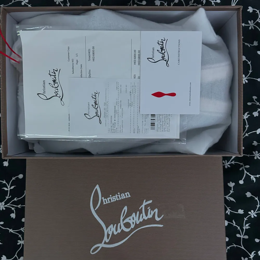 Säljer mina Louboutin skor då jag har växt ur dem. Skorna är i storlek 44 och skulle även passa 43. Dem är i 9/10 skick och de är använda ett fåtal gånger. Allt som syns på bilderna följer med!🙌. Skor.