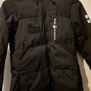 Vinter jacka  - Jätte fin vinterjacka för tjejer, i nytt skicka använd ett par gånger bara. Pris kan diskuteras 💓 Köptes för 3000 
