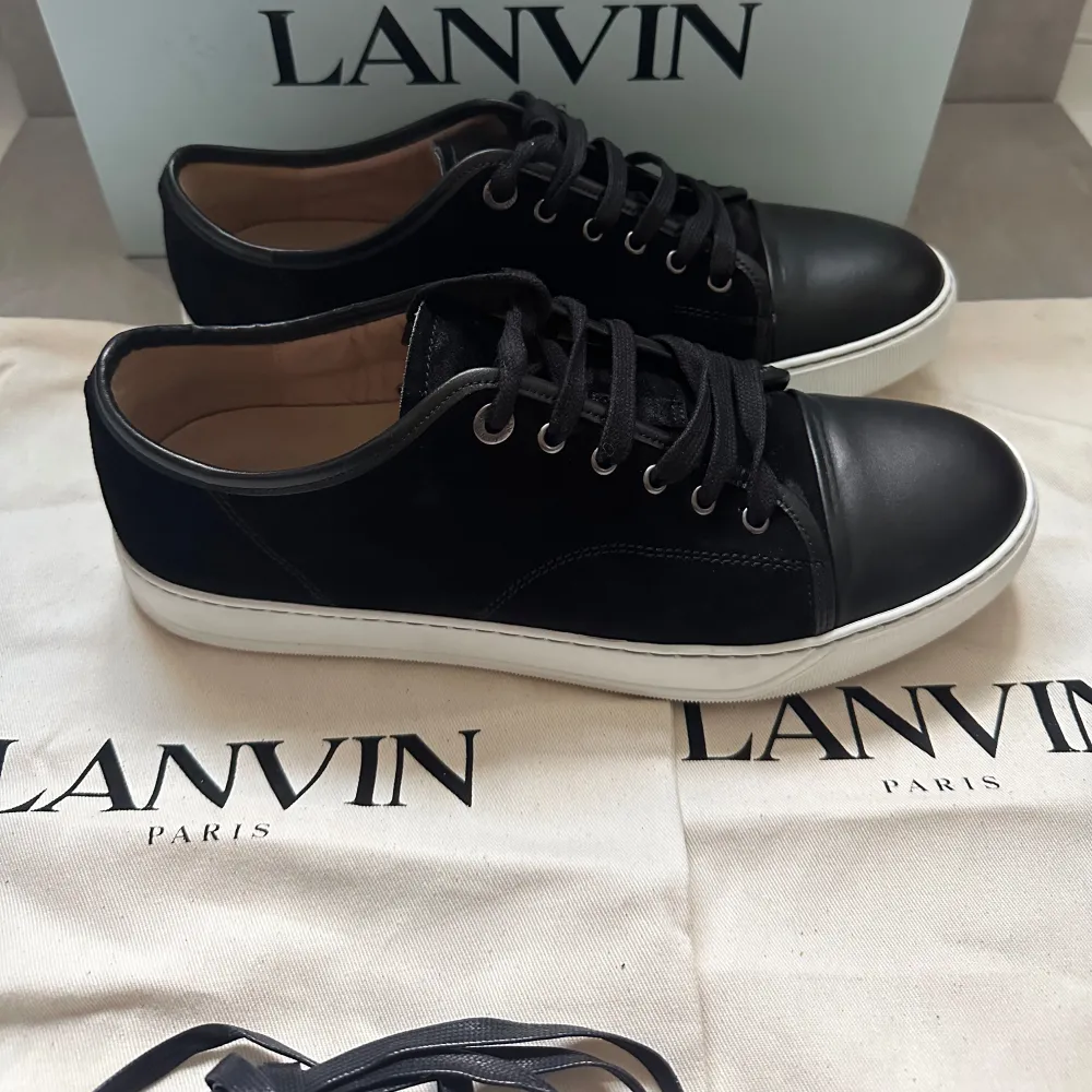 ett par otroligt snygga lanvin i svart, är helt nya och nästintill aldrig använda. Nypris är ca 5500! allt og tillkommer. Är i uk 10. hör av er vid frågor&bilder!🙌🏽. Skor.