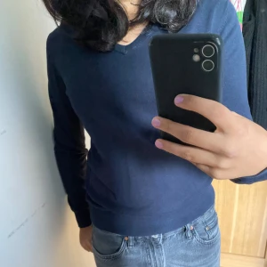 Tröja  - Jättemysig mörkblå långärmad tröja med v-ringning. Från märket ”Cutter&Buck”. 