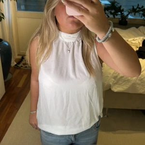 Vit kortärmad blus - Superfin vit kortärmad blus som man kan ta på två sätt (fram och bak). Säljer en likadan i svart!
