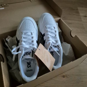 Oanvända sneakers Asics Japan S - Helt nya Asics Japan S storlek 36 säljes pga köpt fel storlek . Nypris 950