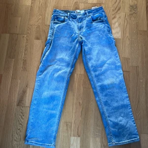 Levis jeans - Snygga ljusblå Levis jeans (passform loose taper). Säljer då de blivit för små.
