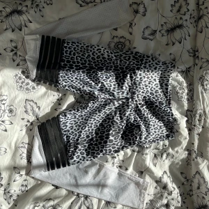 Träningstights - Säljer dessa leopard träningstights som bara ligger Jätte sköna med en söm i rumpan💞