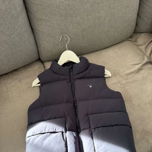 Gant väst  - Barnstorlek pojke, 134/140, ej använd. Pris kan diskuteras. 