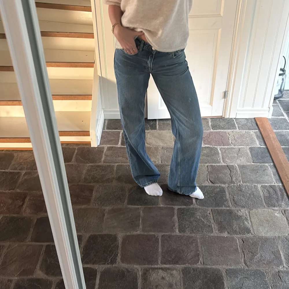 Säljer mina fina lågmidjade jeans ifrån Zara köpa i Paris. De är i nyskick utan skavanker!! De är i storlek 36 men passar både för 34 och 38 skulle jag säga då de är en aning ”strechiga”🩷jag är 171 cm lång och dessa sitter perfekt i benen på mig!! . Jeans & Byxor.