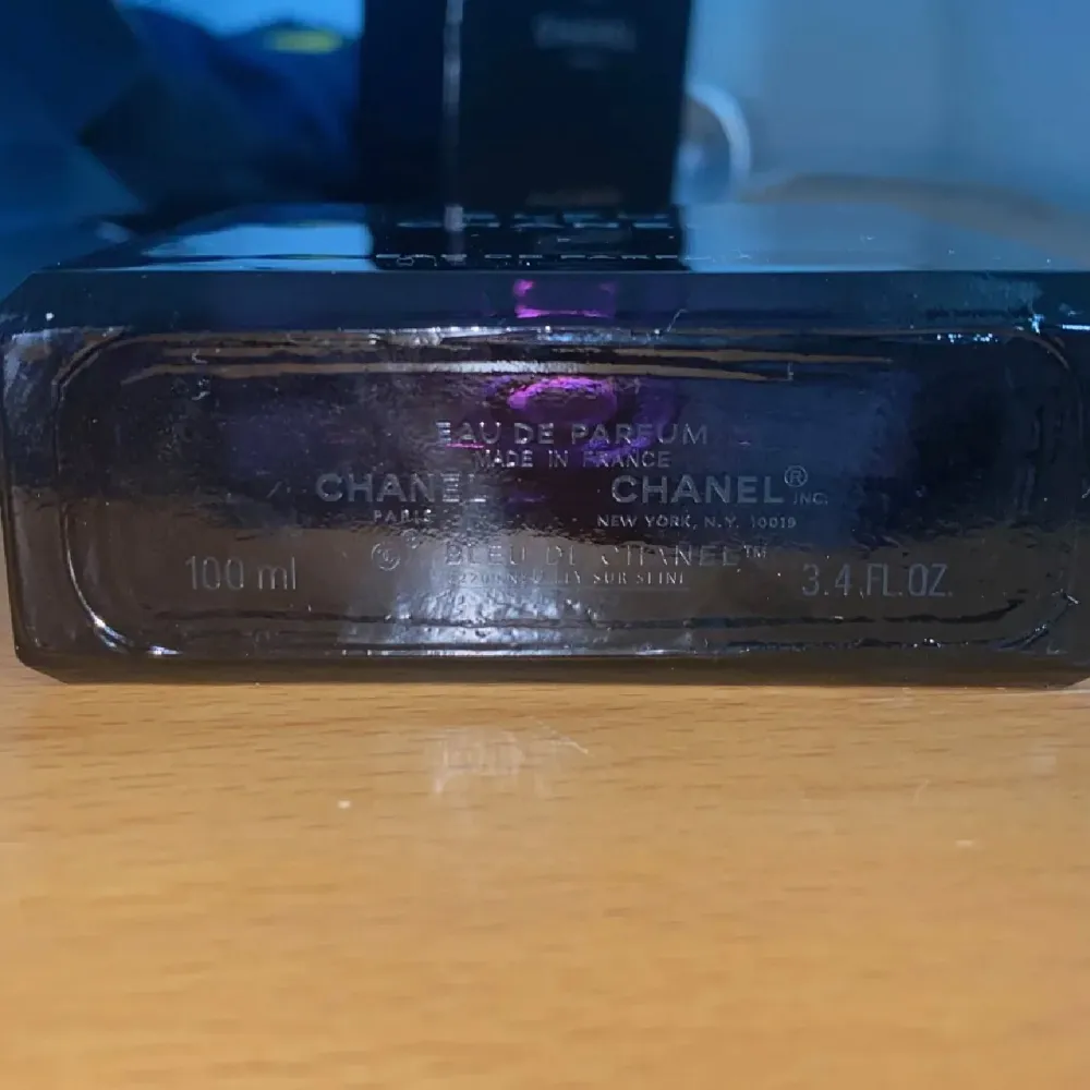 Tjena säljer min bleu de chanel köpte den förra året för 2000kr från kicks det är cirka 50ml kvar säljer den för 700kr kan även ta i mot byte!!. Parfym.