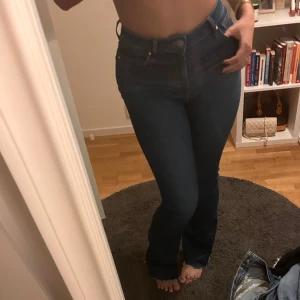 Mörkblå jeans - Mörkblå jeans från BIKBOK i väldigt bra skick.