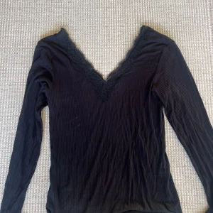 Tröja - Jättefin långärmad tröja med spets urringning både fram och bak! Tyvärr ingen bild hur den ser ut på då den är för stor för mig och visar lite mycket😅