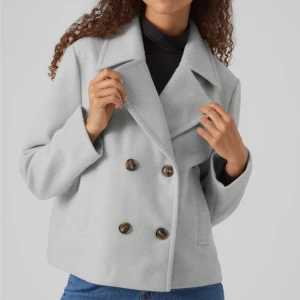 Vero Moda kappa - Säljer min gråa korta kappa ifrån vero moda, den är använd 2 gånger och har inga defekter utan är som ny