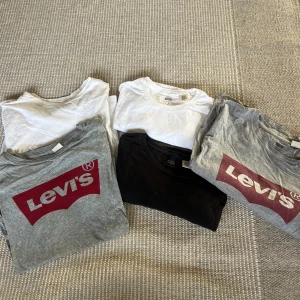 Levi’s T-shirt  - Levi’s T-shirts! Alla är i storlek M  förutom den grå åt vänster som är storlek L! 1 för 50 eller 2 för 80! 