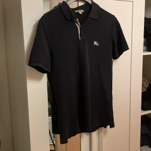 Blueberry piké  - Säljer denna feta burberry piké i size xs men passar s. Skick 7/10. Kan gå ner i pris vid snabb affär. Hör av dig vid minsta fundering!💯