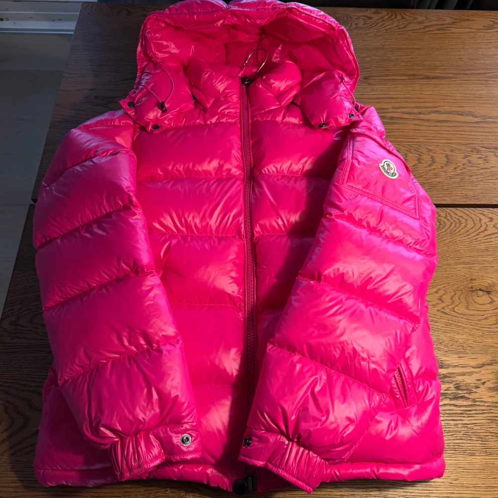 Moncler Maya i färgen rosa, helt ny! Hör av er vid fundering. Jackor.