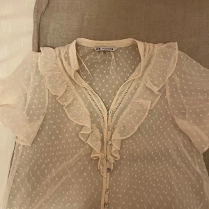 Fin blus från zara! - En fin kortärmad blus från zara!! Lite genomskinlig så rekommenderar ett linne under. Knappt använd och i ett fina skick 💕💕💕💕 pris kan duskuterasss
