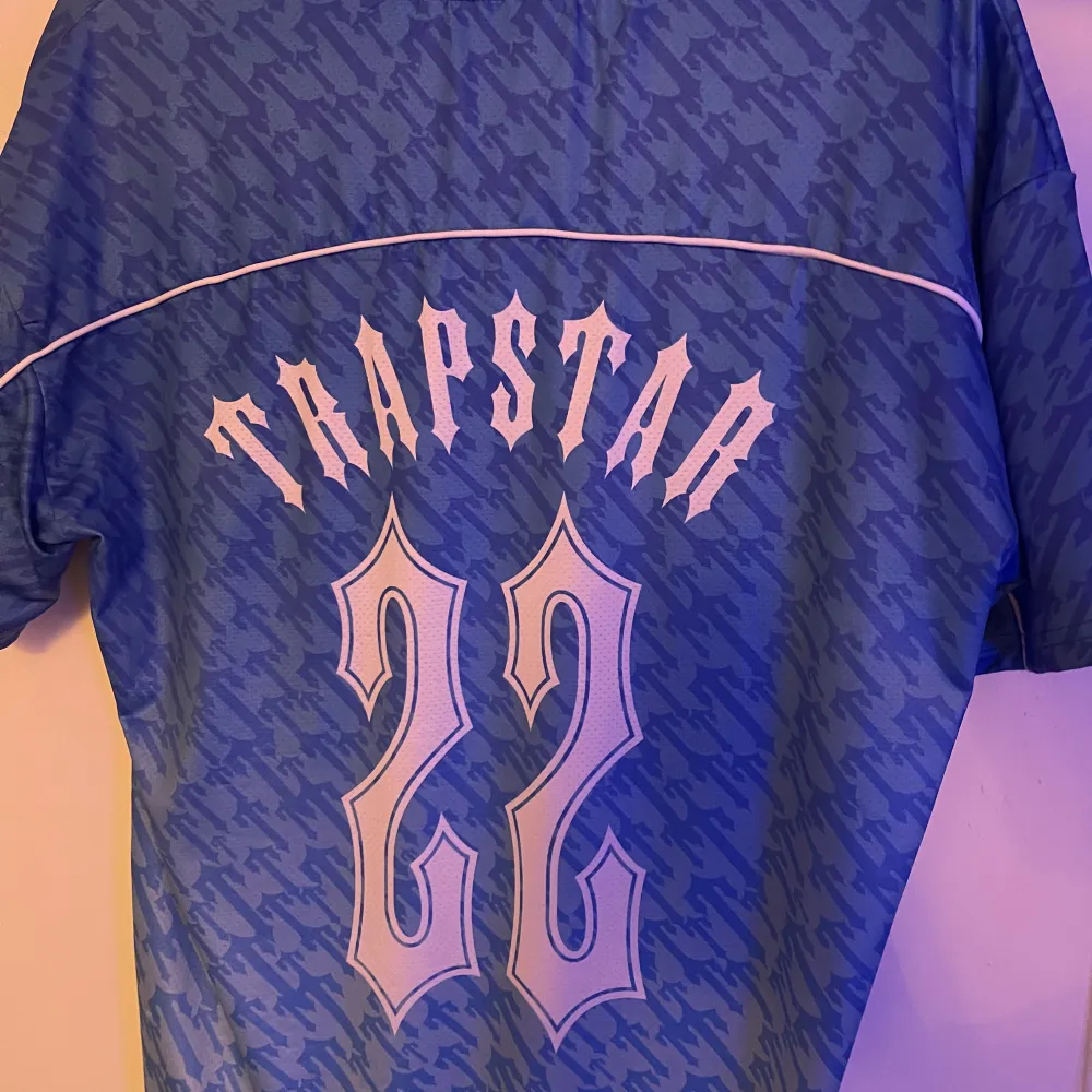 Säljer trapstar t-shirt strl m. T-shirts.