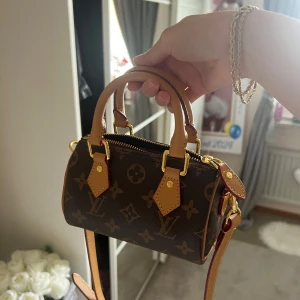 Lv väska  - Liten väska som kommer inte till användning, fått de som present. Skriv för intresse 🩷