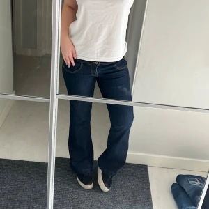 lågmidjade jeans - Jättesnygga bootcutjeans tyvärr för korta! innerbenslängd: ca 75 midjemått: ca 36 ( strechiga ) står storlek M, men passar S 