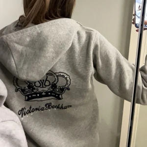 Victoria Beckham zip hoodie - Säljer min superfina Victoria Beckham hoodie som är sparsamt använd!! Storlek S/M💞Enda defekten är att dragkedjan krånglar lite, vilket säkert går att fixa💕 Det är bara att höra av sig för fler bilder eller om man har frågor!!☺️ Pris kan diskuteras