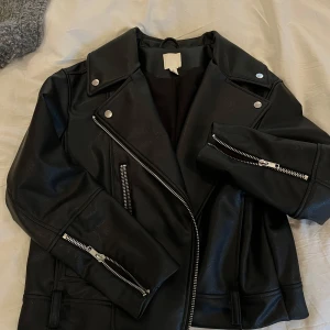 Skinnjacka  - Svart skinnjacka från h&m. Använd men inga defekter! Säljer då den inte kommer till användning💕
