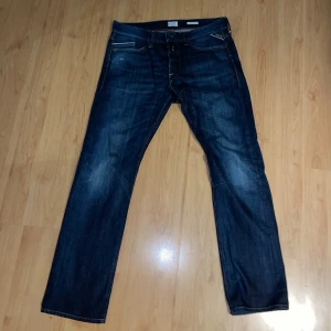 Replay Jeans - Riktigt snygga Replay Jeans i perfekt skick. Använda ett fåtal gånger men kommer utan defekter! Storlek 33/32. Nypris 1700, mitt pris 249! Tveka ej att höra av er vid frågor!