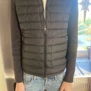 Moncler Padded Cardigan - Säljer denna moncler cardigan utan luva! Den är i 9/10 skick! Användes sällan. För frågor och äkthetsbevis kom gärna privat! 