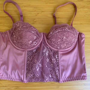 Bralette Urban Outfitters  - I princip ny bustier/bralette, storlek S