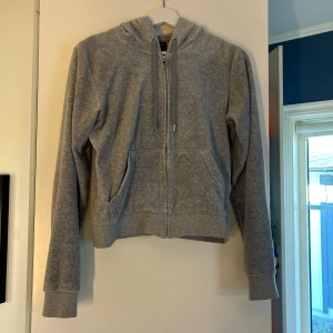 Juicy Couture tröja - Grå Juicy Couture tröja i storlek S. Säljer för att den inte längre används. Gott skick. 