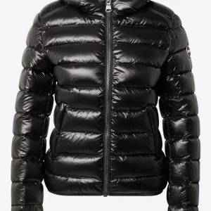 Colmar jacka - Intressekoll på min colmar jacka. Köpt för 4800kr, fint skick. Skriv om frågor eller egna bilder 💗Den har en jättelitet defekt som knappt märks av