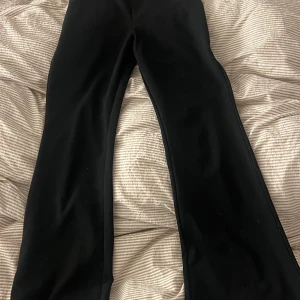 Svarta byxor - Säljer ett par svarta byxor i bra skick. De har en bootcut-stil som ger en snygg siluett. Perfekta för både vardag och fest då dem går med allt!