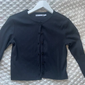 Kofta - Superfin svart kofta från lager 157 💘storlek S 💘 lite croppad 💘 säljer då jag inte haft användning av denna 💘 mycket bra skick💘skriv för fler bilder eller om intresse att köpa💘pris kan diskuteras 💘väldigt snygg på 💘