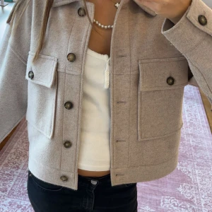 Beige kapa ifrån MQ - Jätte fin kappa till hösten ❤️