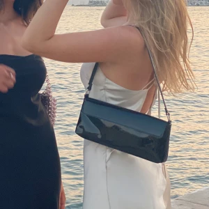 Svart mini väska lackad - Snygg svart lackad väska. 🖤