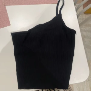 Asymmetriskt linne - Ett superfint enarmat och ribbat linne från Zara. Aldrig använt men saknar prislapp. Sitter som en S-M🩷