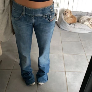 Diesel jeans  - Lågmidjade Diesel jeans! Längden är 34 men har sytt upp dom! Går att sprätta upp igen!❤️ storlek 27/34