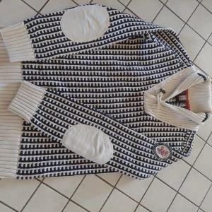 Pelle P Tröja - Bra skick en stickad tröja i marin blå & vit färg.