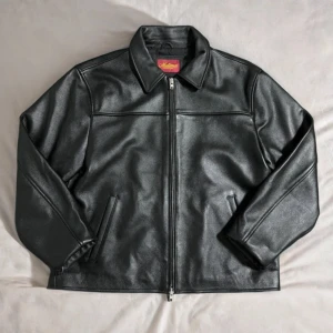 Mutimer Läder Jacka - Helt Ny Hypad Mutimer Läderjacka som var slutsåld snabbt: - 100% Full Grain Cow Leather - Nylon Lining - Boxy + slightly cropped fit - Inner chest pockets - YKK Zippers   Nypris till sverige: 3600 Länk till Hemsida: https://mutimer.co/prod