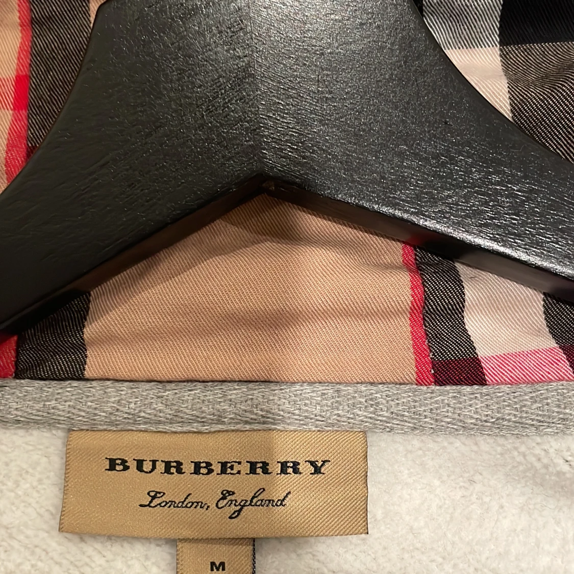 Grå hoodie med mönstrad huva - 92