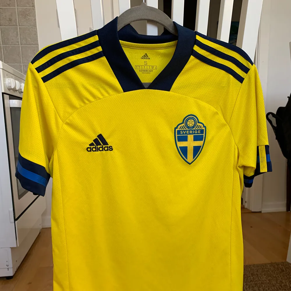 Sveriges hemmatröja i EM 2021  Använd 1 gång, som ny. Sportswear.