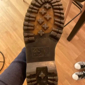 Dr. Martens - Skorna är använda ett fåtal gånger. Det märks på bilden hur sparsamt använda dom är!