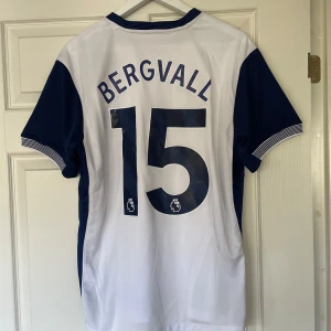 Lucas Bergvall Spurs fotbollströja  - Helt ny reprint fotbollströja av Spurs med Bergvall på rygg. Storlek Medium 