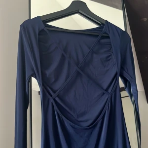  klänning med öppen rygg  - Jättefin mörkblå mini klänning med öppen rygg ifrån missguided, helt oanvänd!
