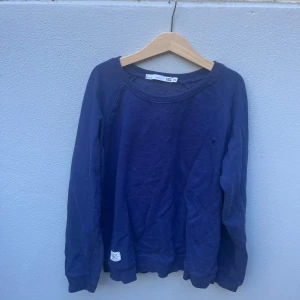 Mörkblå sweatshirt  - Lager 157 tröja, väldigt bra skick och ordinarie pris var 99 kr.